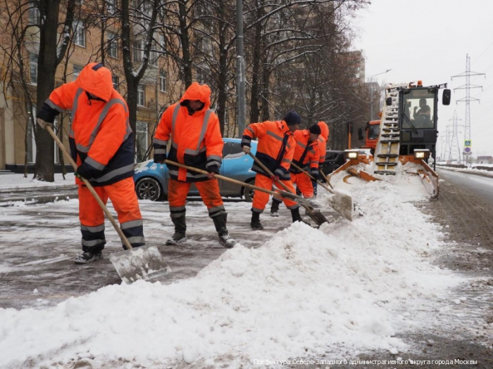 В Москве устраняют последствия рекордного снегопада